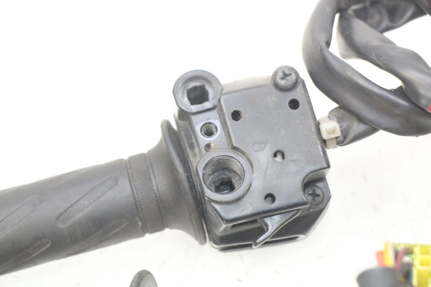 photo de HANDLEBAR SWITCHES SUZUKI BURGMAN 125 (2007 - 2014) - Zoom on usage condition