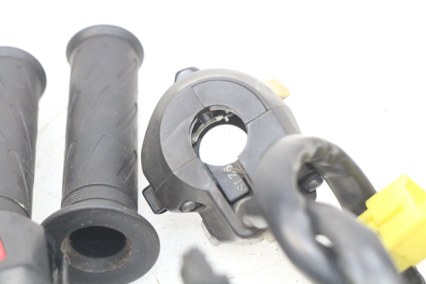 photo de HANDLEBAR SWITCHES SUZUKI BURGMAN 125 (2007 - 2014) - Technical close-up