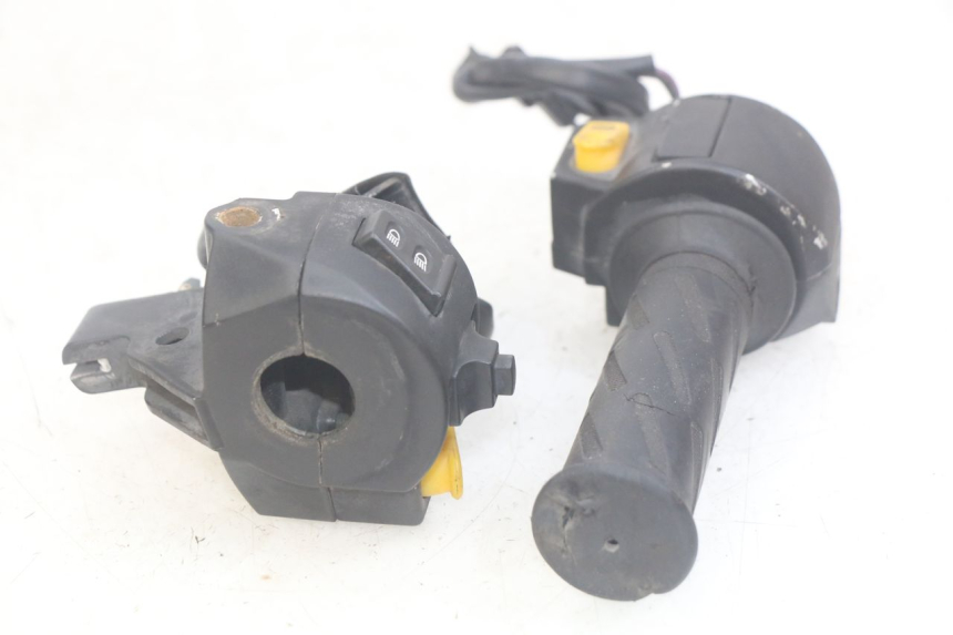 photo de HANDLEBAR SWITCHES PEUGEOT KISBEE 2T 50 (2010 - 2017) - Fixing points details