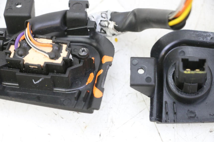 photo de HAND SWITCHES PIAGGIO MP3 HPE 310 (2024 - 2025) - Alternative perspective