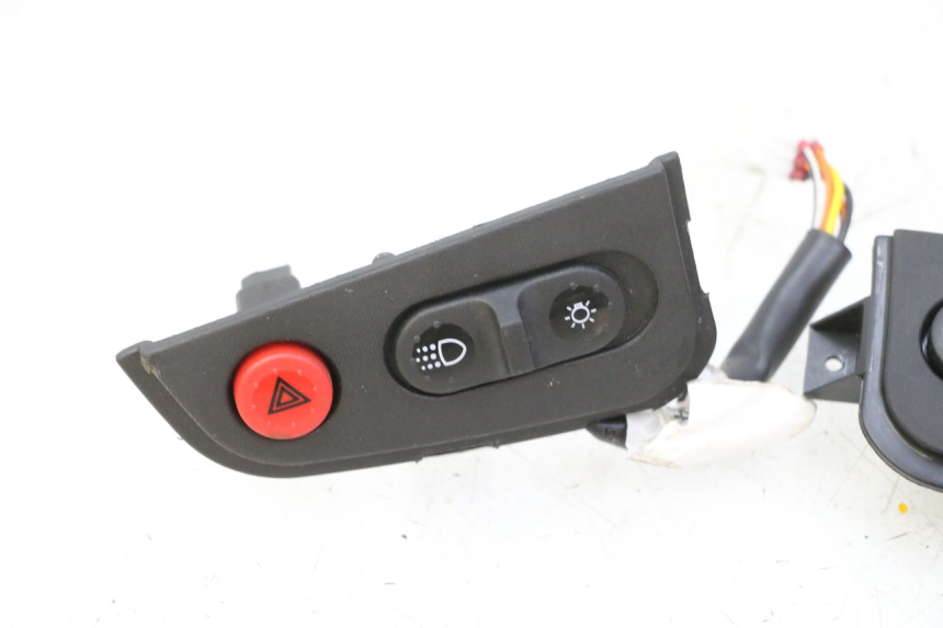 photo de HAND SWITCHES PIAGGIO MP3 HPE 310 (2024 - 2025) - Fixing points details