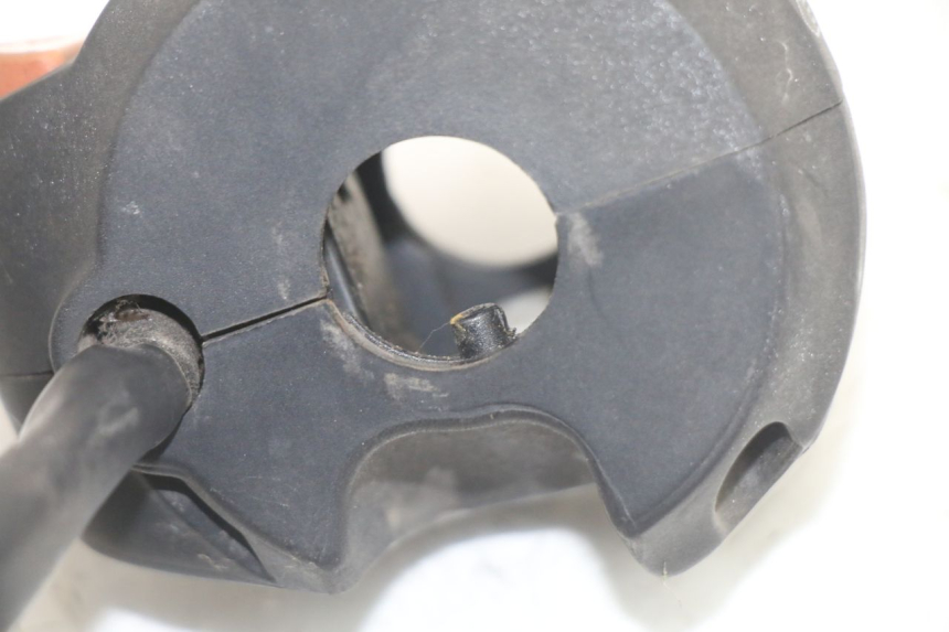 photo de HAND SWITCHES PEUGEOT SATELIS COMPRESSOR K15 125 (2006 - 2009) - Fixing points details