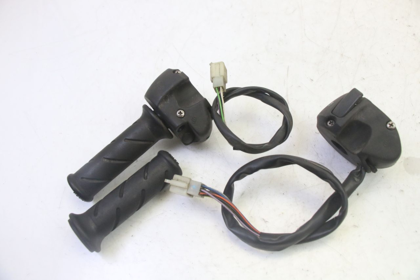 photo de HANDLEBAR SWITCHES PEUGEOT SATELIS 125 (2006 - 2009) - Zoom on usage condition