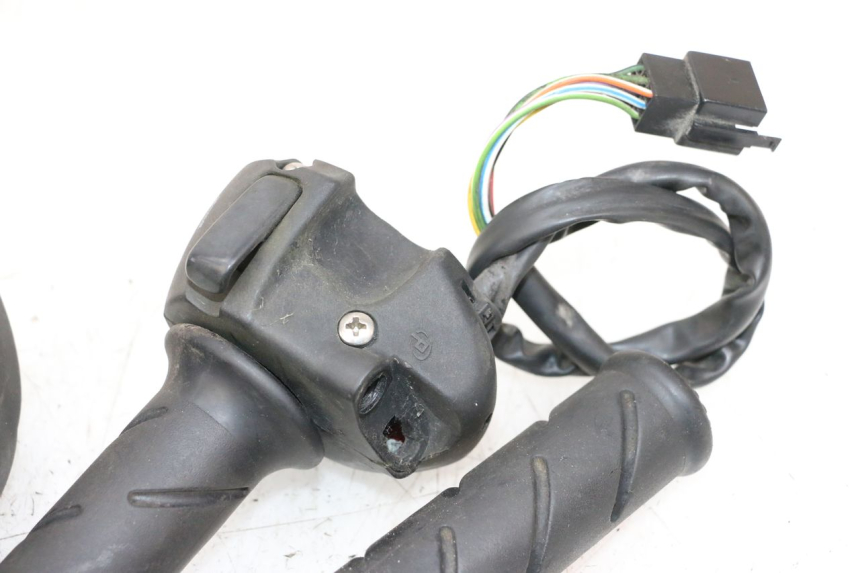 photo de HAND SWITCHES PEUGEOT SATELIS 125 (2013 - 2018) - Surface and material condition