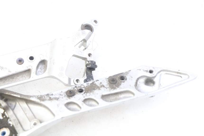 photo de PAIR OF FRONT FOOTREST BRACKETS YAMAHA FJR ABS 1300 (2006 - 2012) - Component detail