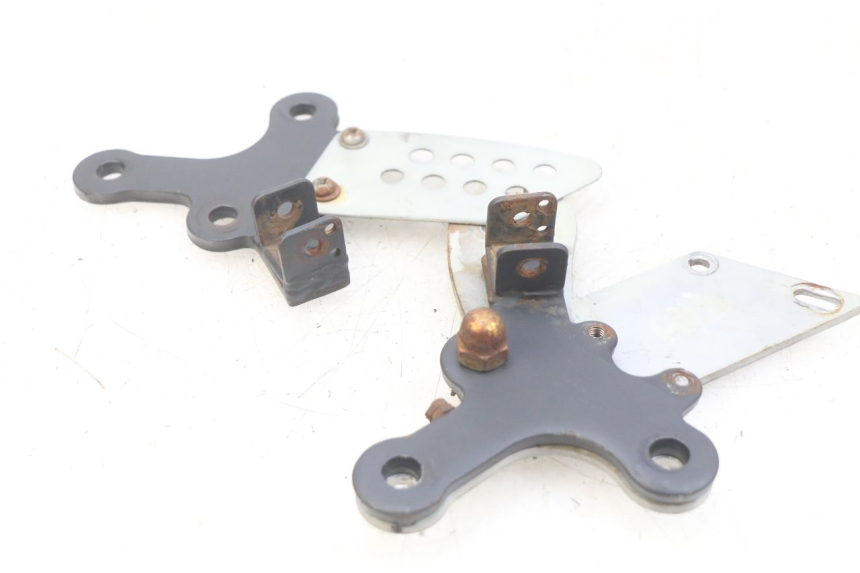 photo de PAIR OF FRONT FOOTREST BRACKETS YAMASAKI RAPTOR 50 (2013 - 2018) - Alternative perspective
