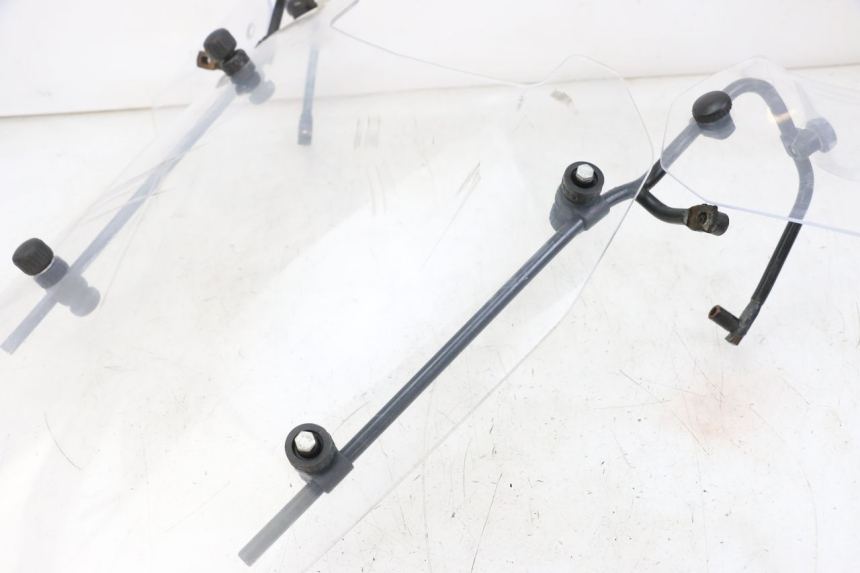 photo de WINDSCREEN PEUGEOT E-VIVACITY 1 (2012 - 2018) - Surface and material condition