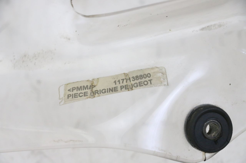 photo de WINDSCREEN PEUGEOT SATELIS COMPRESSOR K15 125 (2006 - 2009) - Surface and material condition