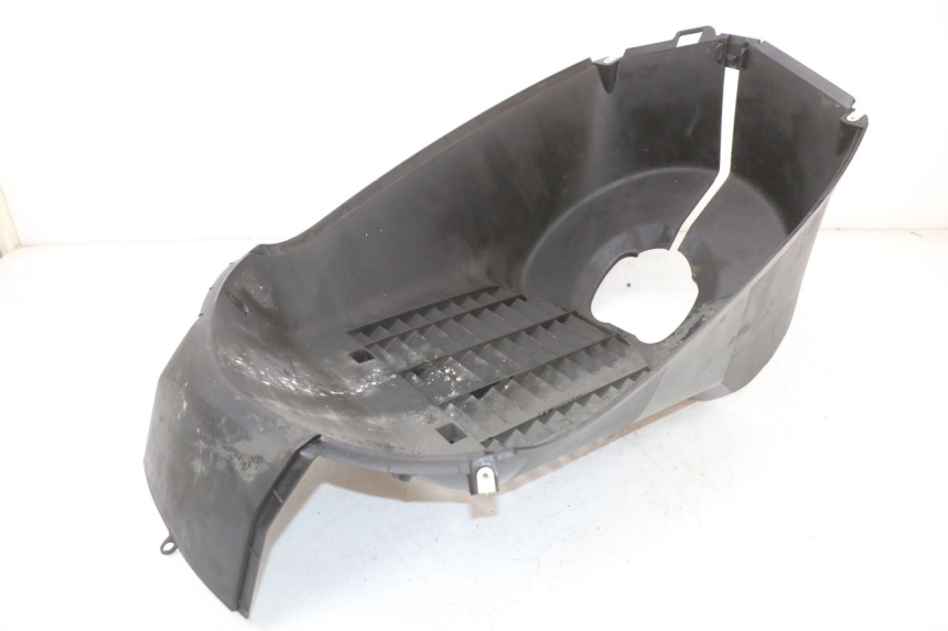 photo de FRONT UNDERTRAY PEUGEOT SATELIS 125 (2010 - 2012) - Fixing points details