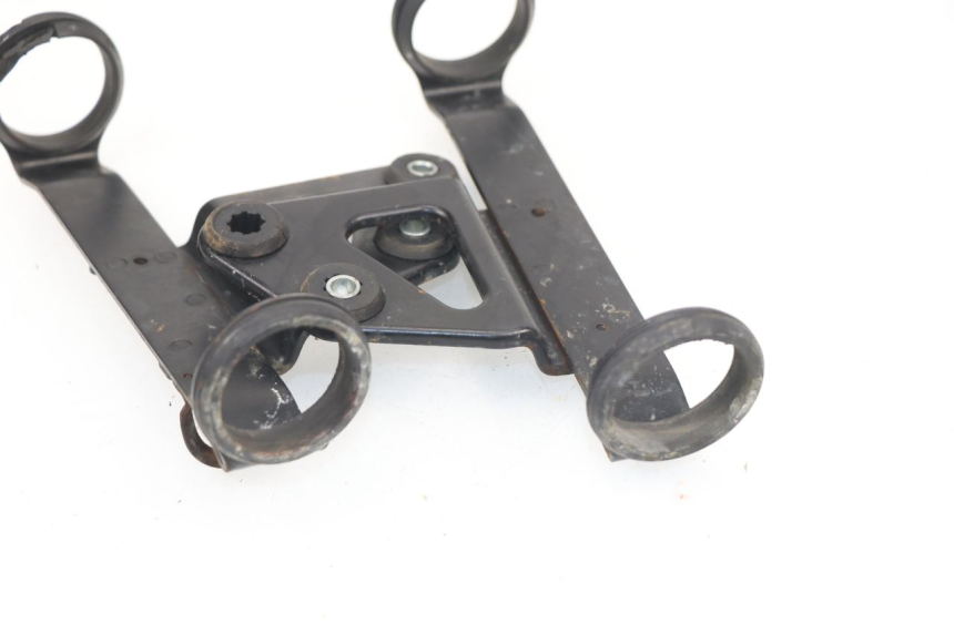 photo de HEADLIGHT BRACKET SUZUKI DR DJEBEL 600 (1985 - 1990) - Zoom on usage condition