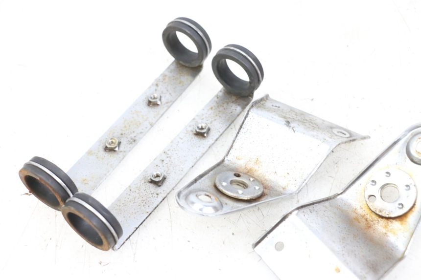 photo de HEADLIGHT BRACKET HYOSUNG GF 125 (2001 - 2005) - Zoom on usage condition