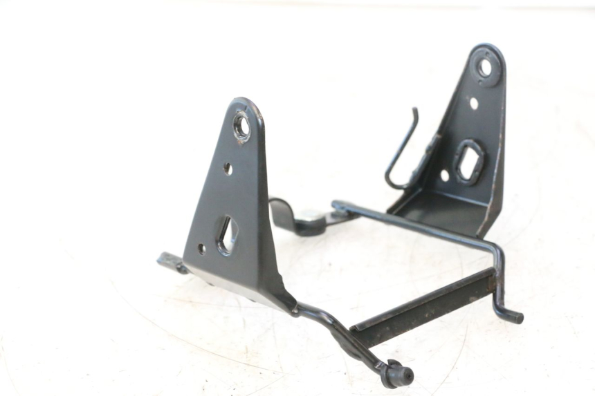 photo de HEADLIGHT BRACKET DAELIM VJ ROADWIN 125 (2004 - 2007) - Alternative perspective