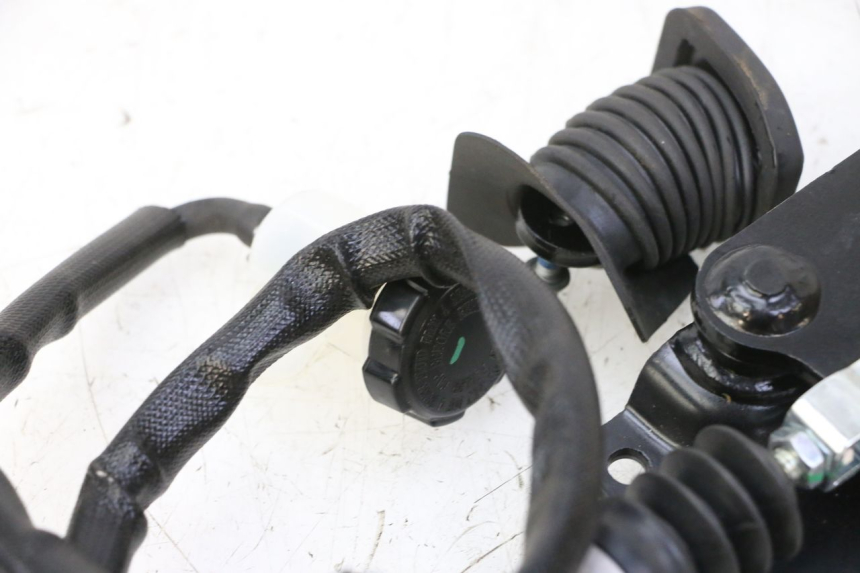 photo de BRAKE PEDAL PIAGGIO MP3 HPE 310 (2024 - 2025) - Zoom on usage condition