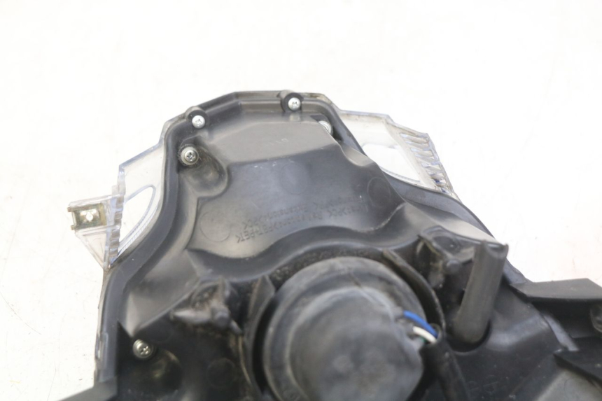 photo de HEADLIGHT KYMCO AGILITY 16+ 4T 50 (2018 - 2023) - Zoom on usage condition