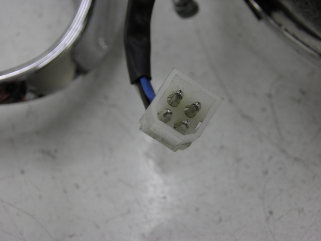 photo de FRONT HEADLIGHT APRILIA SCARABEO 100 (2003 - 2012) - Fixing points details