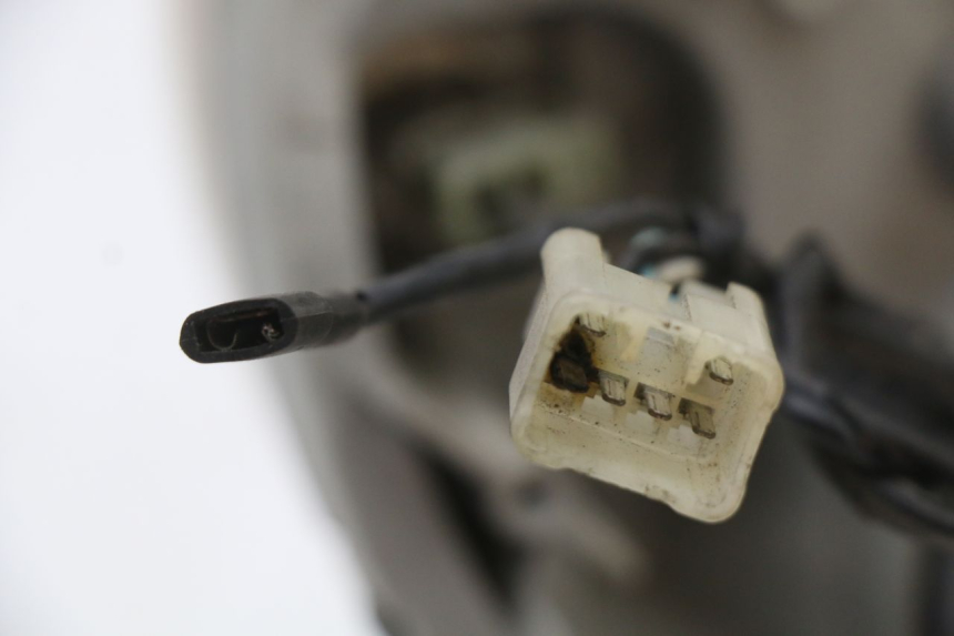 photo de FRONT HEADLIGHT SUZUKI BURGMAN 125 (2007 - 2014) - Surface and material condition