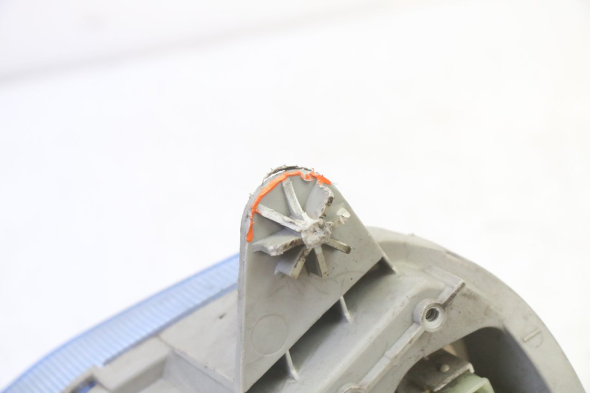 photo de FRONT HEADLIGHT SUZUKI BURGMAN 125 (2007 - 2014) - Surface and material condition