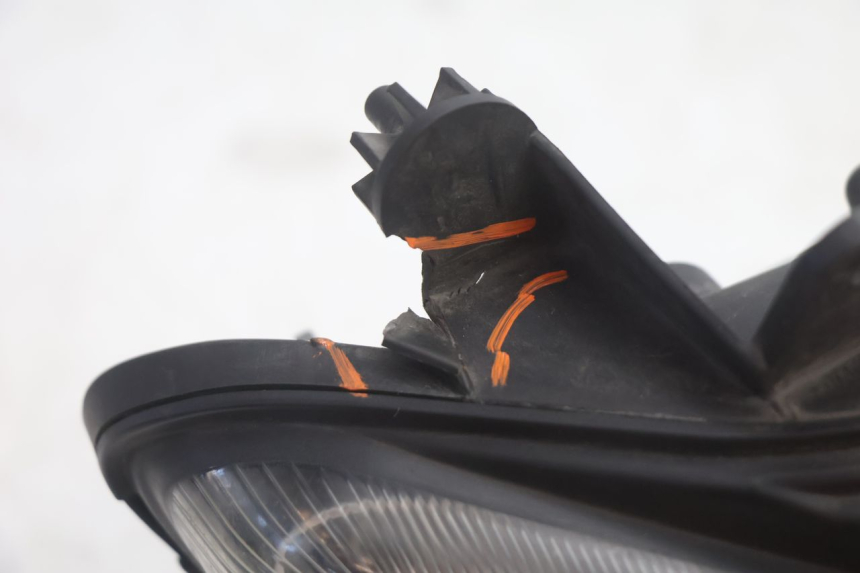 photo de RIGHT HEADLIGHT SUZUKI BURGMAN EXECUTIVE ABS 650 (2006 - 2012) - Alternative perspective