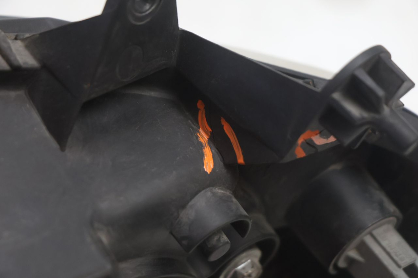 photo de RIGHT HEADLIGHT SUZUKI BURGMAN EXECUTIVE ABS 650 (2006 - 2012) - Surface and material condition
