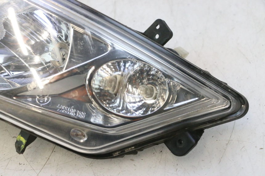 photo de RIGHT HEADLIGHT PEUGEOT CITYSTAR 2T 50 (2018 - 2021) - Surface and material condition