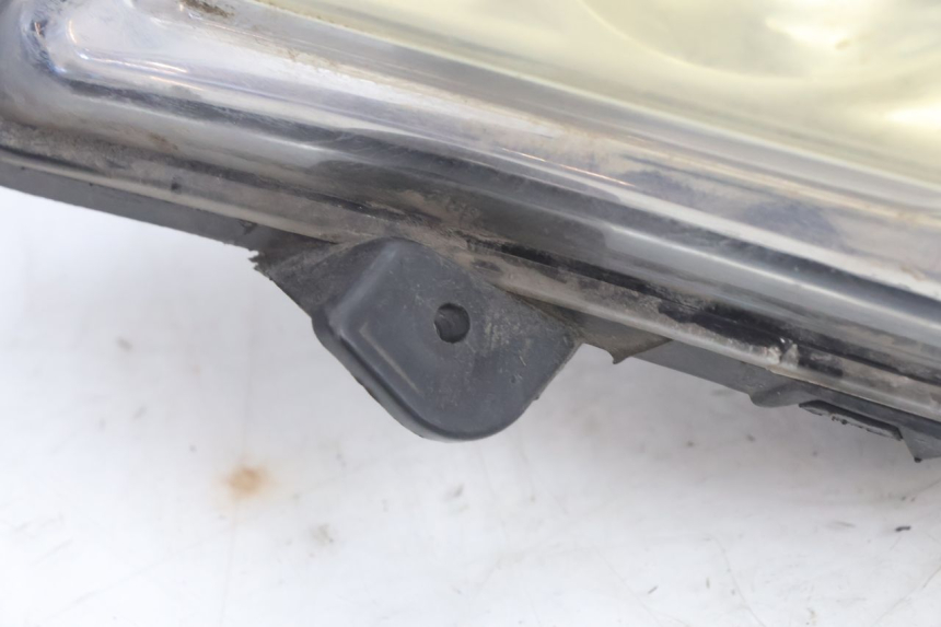 photo de RIGHT FRONT HEADLIGHT PEUGEOT CITYSTAR 125 (2011 - 2017) - Zoom on usage condition