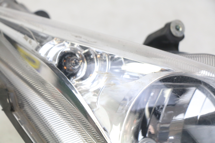photo de RIGHT FRONT HEADLIGHT HONDA FJS SILVERWING SILVER WING 400 (2009 - 2016) - Surface and material condition