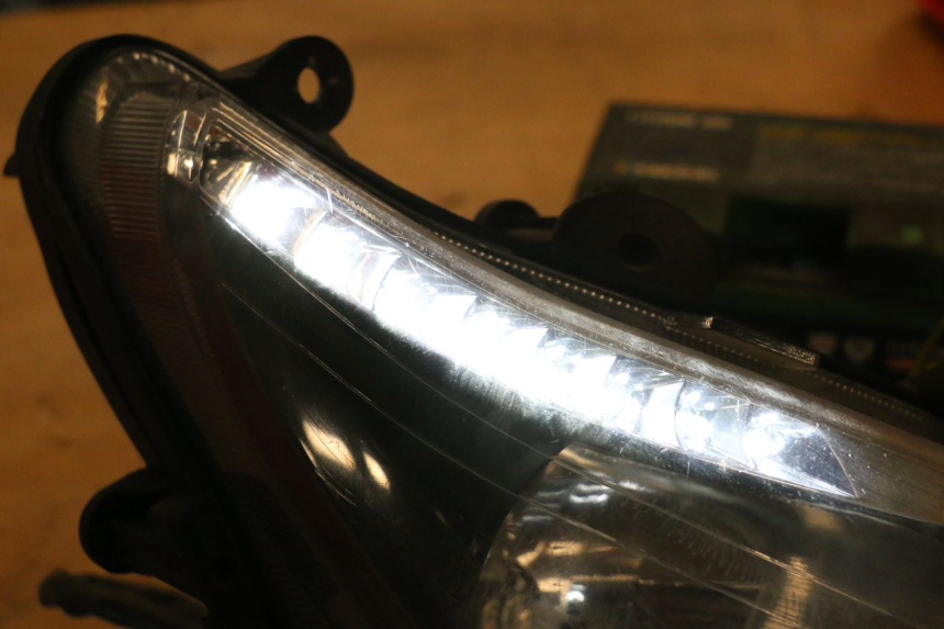 photo de RIGHT HEADLIGHT SYM GTS EVO 125 (2009 - 2013) - Component detail