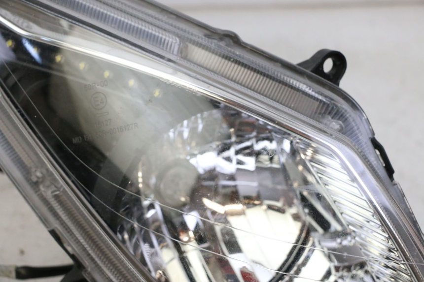 photo de RIGHT HEADLIGHT SYM JOYMAX 125 (2010 - 2017) - High-resolution close-up
