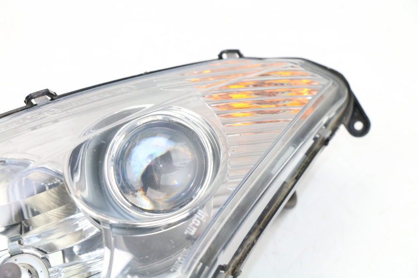 photo de RIGHT HEADLIGHT PEUGEOT SATELIS COMPRESSOR K15 125 (2006 - 2009) - Alternative angle