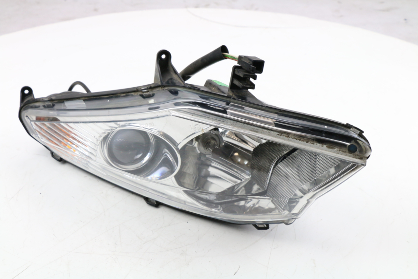 photo de RIGHT HEADLIGHT PEUGEOT SATELIS COMPRESSOR K15 125 (2006 - 2009) - Alternative perspective