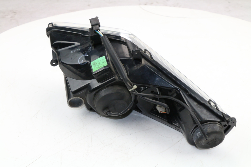 photo de RIGHT HEADLIGHT PEUGEOT SATELIS COMPRESSOR K15 125 (2006 - 2009) - Distinctive features