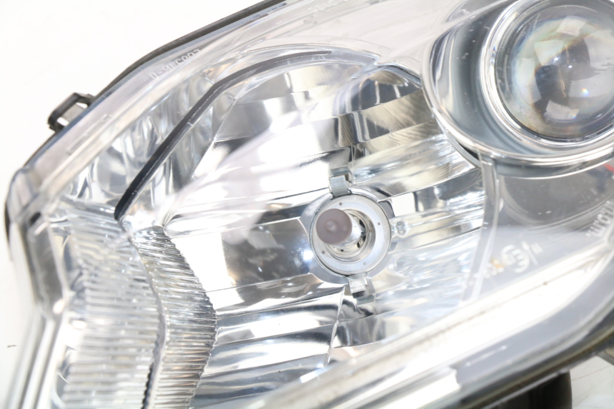 photo de RIGHT HEADLIGHT PEUGEOT SATELIS COMPRESSOR K15 125 (2006 - 2009) - Detailed visual inspection