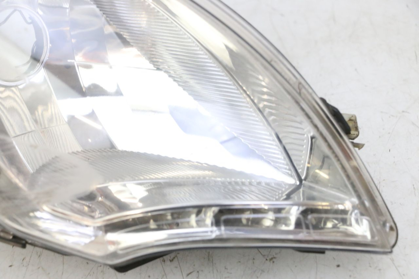 photo de RIGHT HEADLIGHT PEUGEOT SATELIS 125 (2013 - 2018) - Distinctive features
