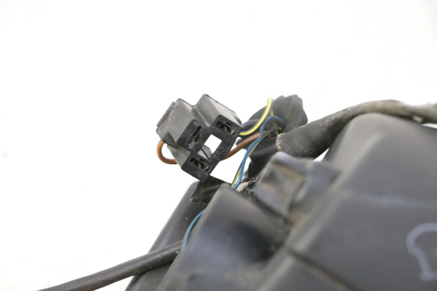 photo de RIGHT HEADLIGHT PEUGEOT SATELIS 125 (2013 - 2018) - Zoom on usage condition