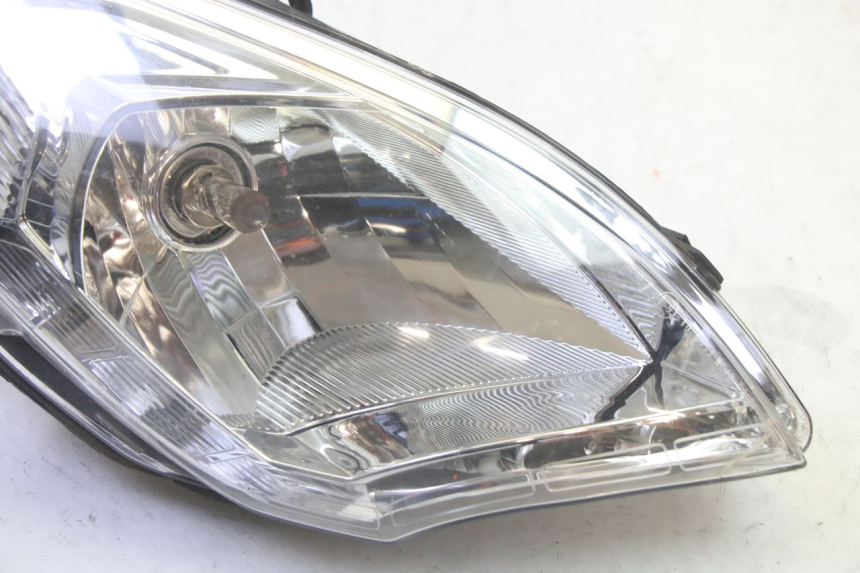 photo de RIGHT FRONT HEADLIGHT PEUGEOT SATELIS 125 (2010 - 2012) - Zoom on usage condition