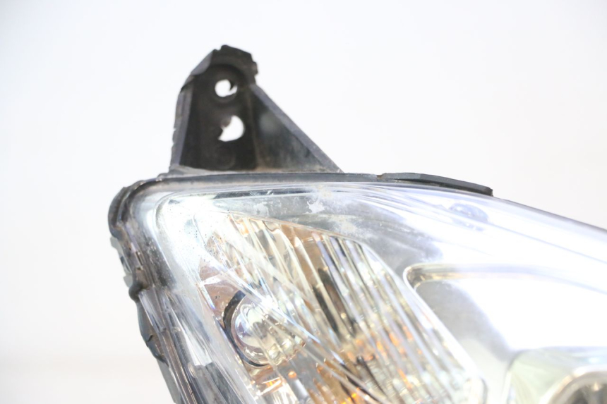 photo de RIGHT HEADLIGHT PEUGEOT SATELIS 125 (2013 - 2018) - Distinctive features