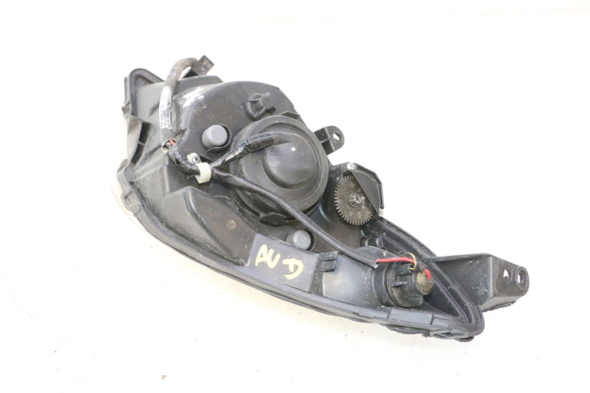 photo de RIGHT HEADLIGHT PEUGEOT SATELIS 125 (2013 - 2018) - Technical close-up