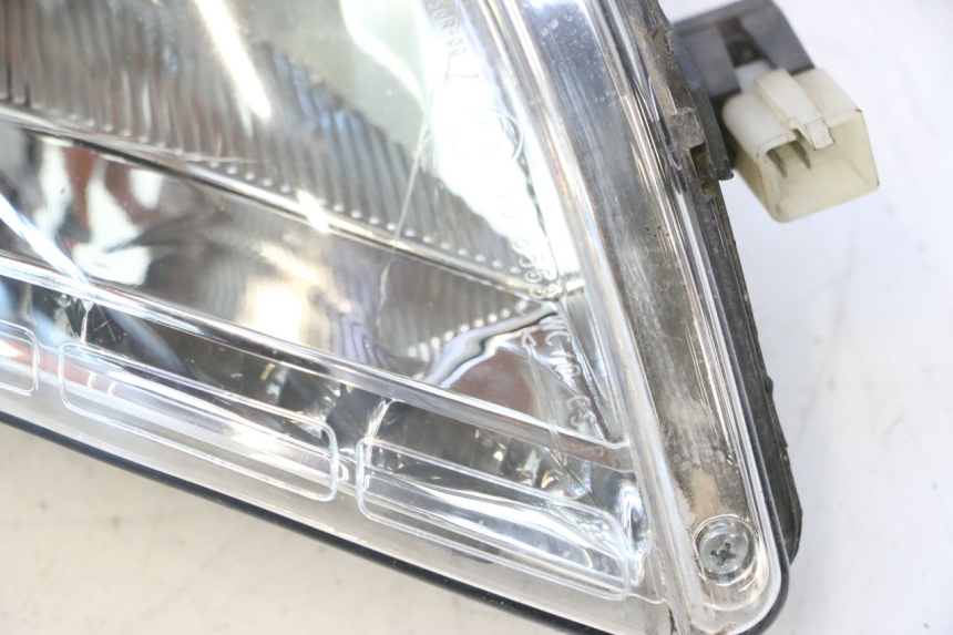 photo de RIGHT HEADLIGHT PEUGEOT SATELIS 125 (2013 - 2018) - Surface and material condition