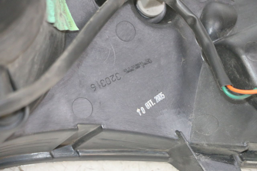 photo de HEADLIGHT PEUGEOT ELYSTAR 125 (2002 - 2007) - Surface and material condition