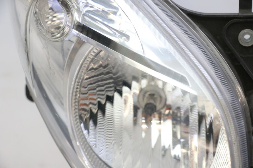 photo de FRONT HEADLIGHT HONDA FES S-WING SWING ABS 125 (2007 - 2015) - High-resolution close-up