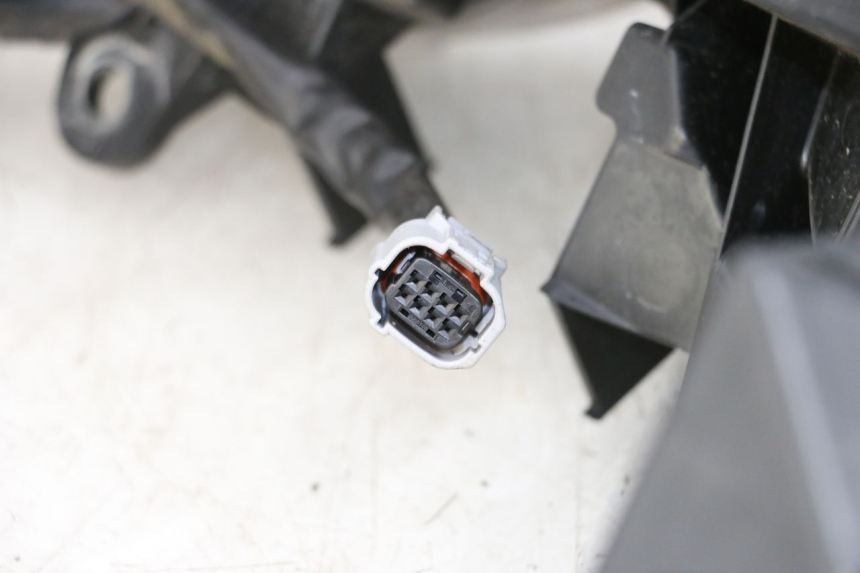 photo de HEADLIGHT HONDA FORZA 125 (2015 - 2016) - Surface and material condition