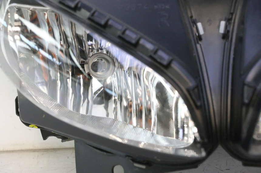 photo de HEADLIGHT YAMAHA FZ8 800 (2010 - 2016) - Zoom on usage condition