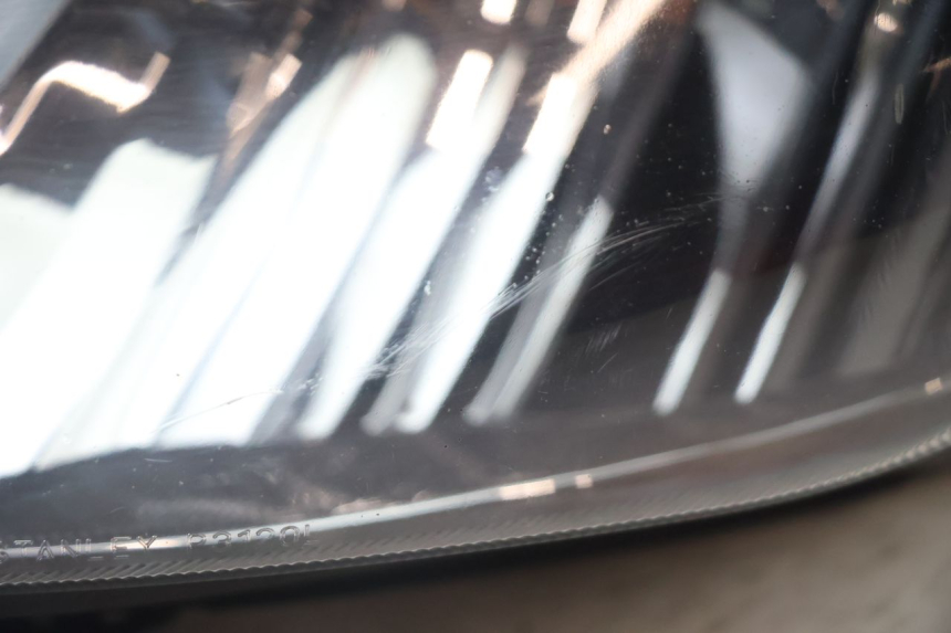 photo de LEFT HEADLIGHT SUZUKI BURGMAN EXECUTIVE ABS 650 (2006 - 2012) - Zoom on usage condition