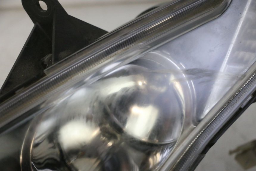 photo de LEFT FRONT HEADLIGHT KYMCO DINK STREET 125 (2009 - 2014) - High-resolution close-up