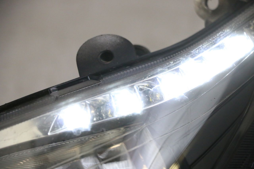 photo de LEFT HEADLIGHT SYM GTS EVO 125 (2009 - 2013) - Alternative perspective