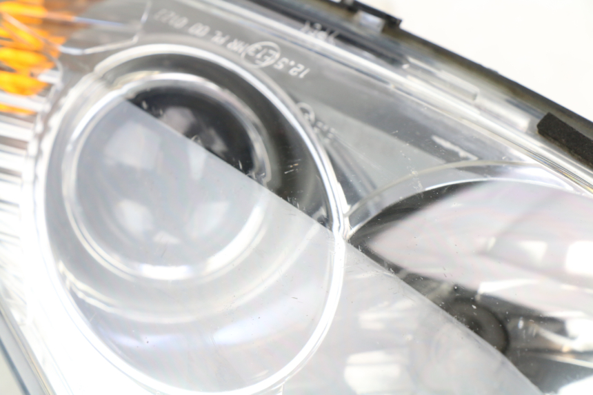 photo de LEFT HEADLIGHT PEUGEOT SATELIS COMPRESSOR K15 125 (2006 - 2009) - Technical close-up