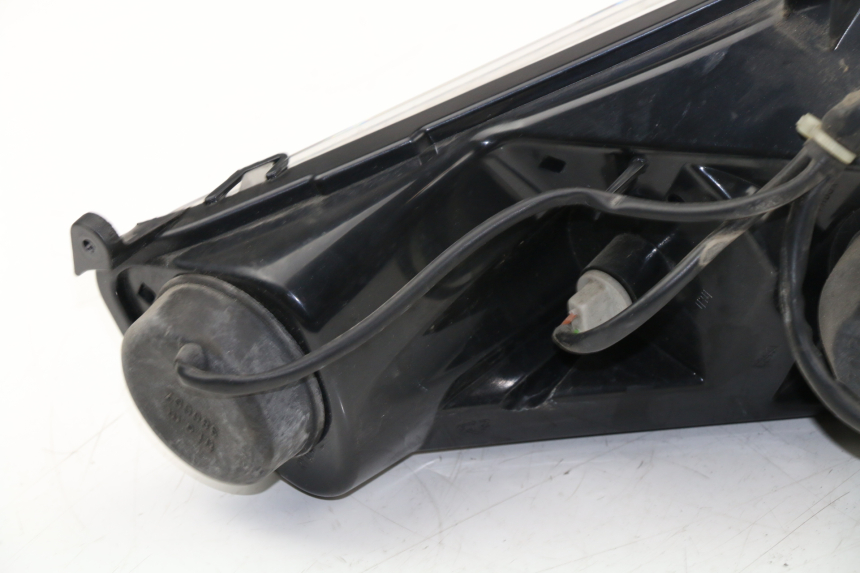 photo de LEFT HEADLIGHT PEUGEOT SATELIS COMPRESSOR K15 125 (2006 - 2009) - Focus on structure