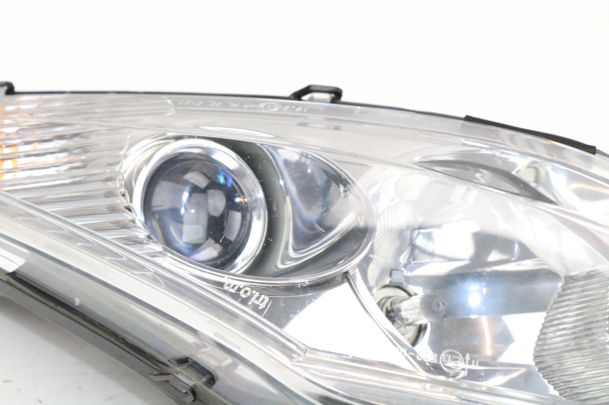 photo de LEFT HEADLIGHT PEUGEOT SATELIS COMPRESSOR K15 125 (2006 - 2009) - Surface and material condition