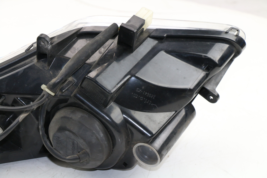 photo de LEFT HEADLIGHT PEUGEOT SATELIS COMPRESSOR K15 125 (2006 - 2009) - High-resolution close-up