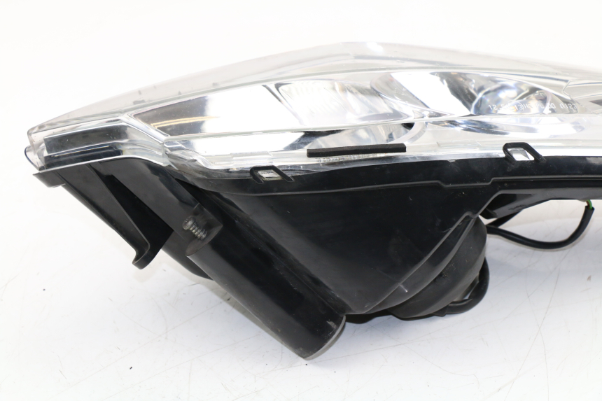 photo de LEFT HEADLIGHT PEUGEOT SATELIS COMPRESSOR K15 125 (2006 - 2009) - Focus on structure